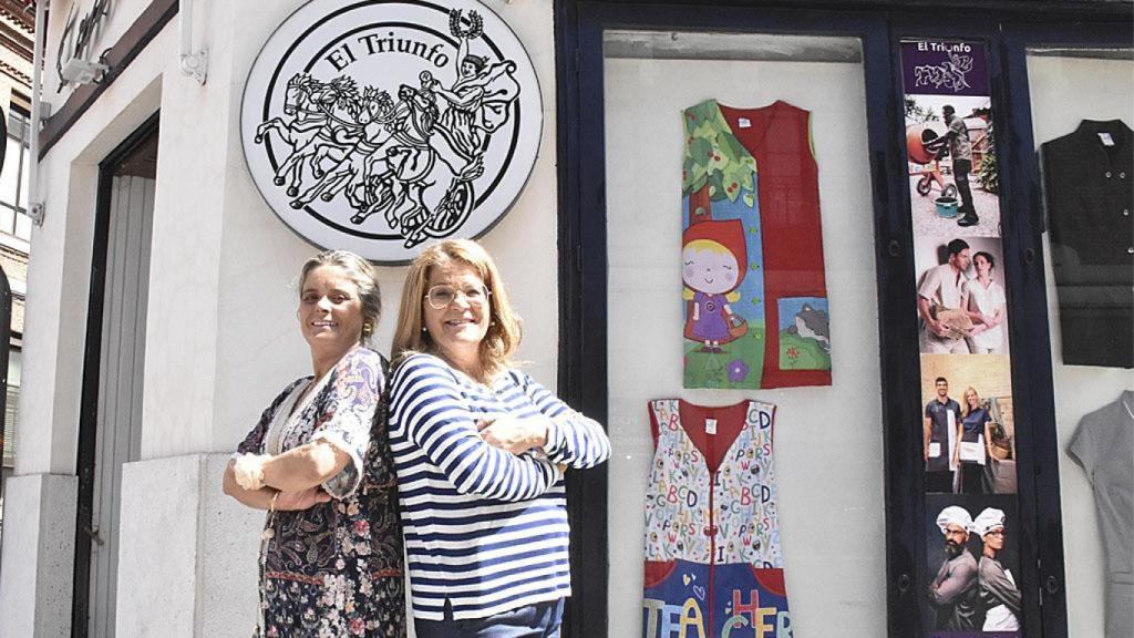 Sofía a la izquierda y María a la derecha en su negocio El Triunfo de Valladolid.