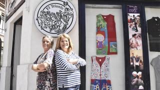 Sofía a la izquierda y María a la derecha en su negocio El Triunfo de Valladolid.