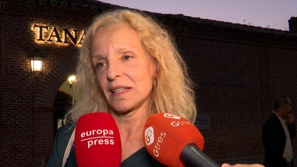 Flavia atendiendo a la prensa, tras fallecer su padre.