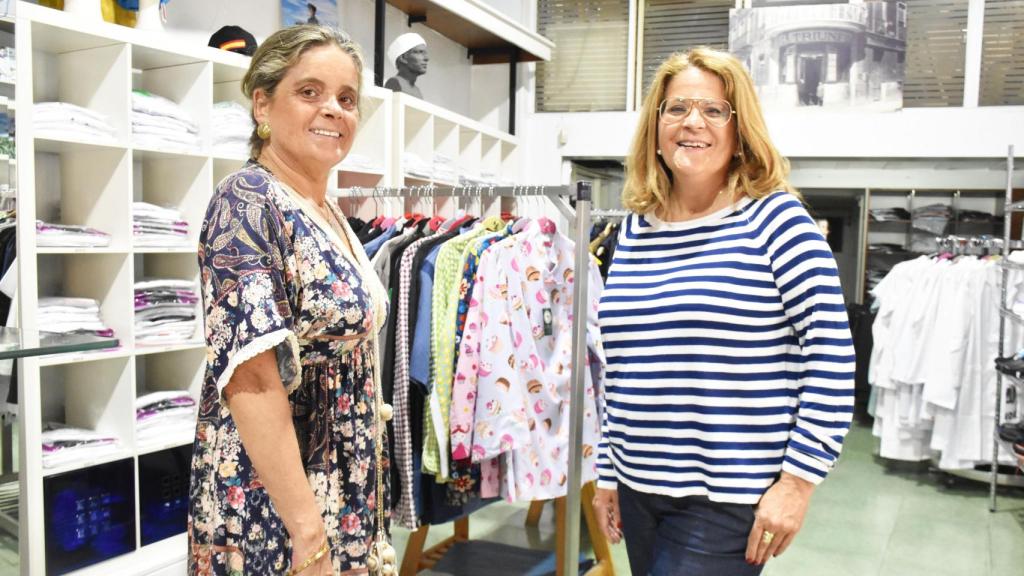 María a la izquierda y Sofía a la derecha, en su negocio
