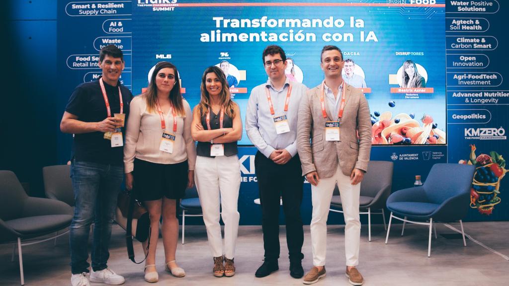 Foto de grupo de la mesa redonda 'Transformando la alimentación con IA' este 18 de junio en La Harinera de Valencia.