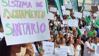 Enfermeros del Hospital Regional de Málaga en la concentración.