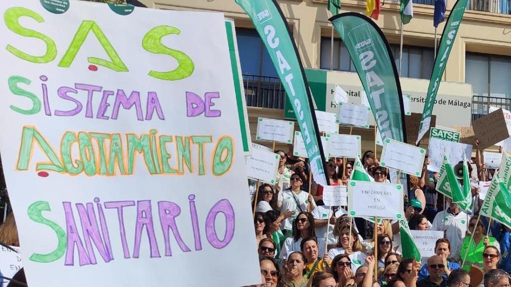 Enfermeros del Hospital Regional de Málaga en la concentración.