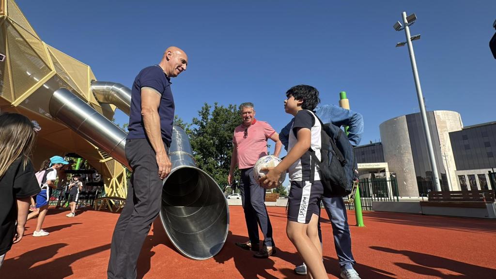 El  alcalde, José Antonio Diez, en el nuevo parque del león