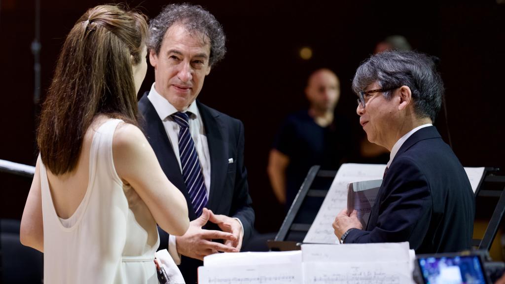 Toshio Hosokawa (derecha), la violinista Akiko Suwanai y Fabián Panisello, durante el ensayo del concierto en Bilbao. Foto: Fundación BBVA