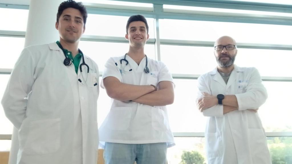 A la izquierda el Doctor Fernando Cuadrado García  (tutor), a la derecha el enfermero Carlos Aller Fernández y en medio el residente Luis Domingo Martínez-Cabezas