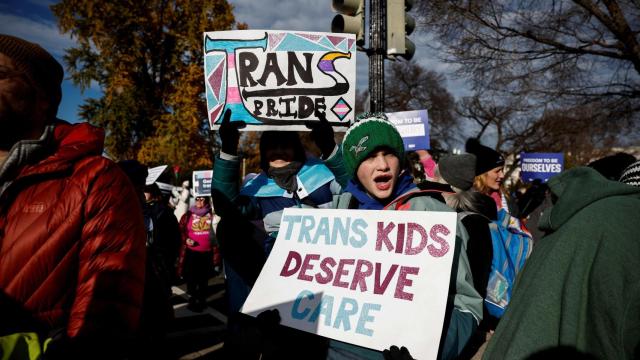 Manifestantes en contra de la ley de Tennessee que prohíbe la transición de género de menores.