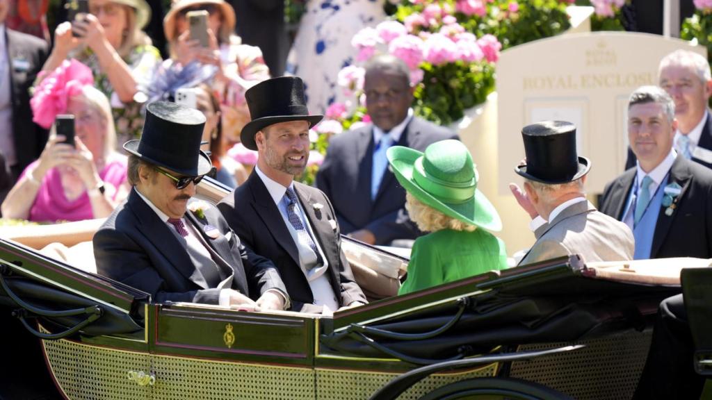 Carlos III de Inglaterra, con Camila y su hijo Guillermo en el segundo día de las carreras de Ascot.