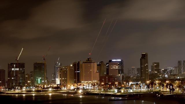 El Escudo de Hierro israelí intercepta misiles lanzados desde Irán sobre zonas civiles de Tel Aviv.
