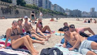 Un grupo de jóvenes en la playa de Orzán en A Coruña