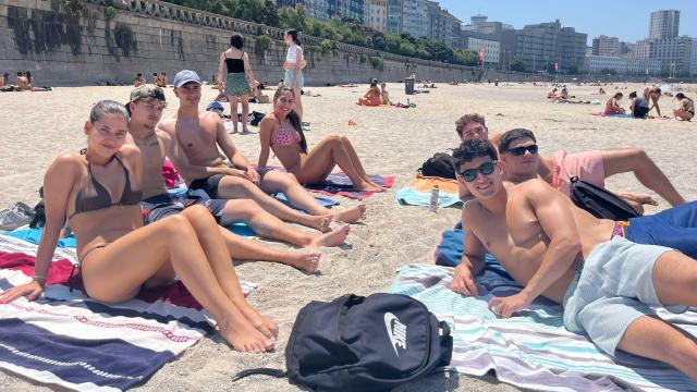 Un grupo de jóvenes en la playa de Orzán en A Coruña