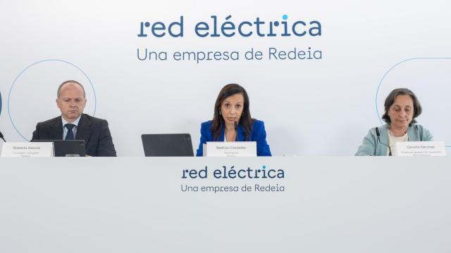 La presidenta no ejecutiva de Redeia, Beatriz Corredor; el CEO de Redeia, Roberto García Merino, y la directora general de Operación de Red Eléctrica, Concha Sánchez, este miércoles.