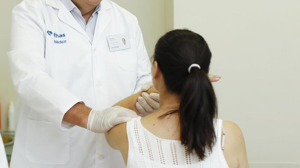 Un profesional atendiendo a una paciente en Vithas.