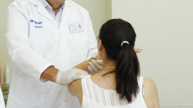 Un profesional atendiendo a una paciente en Vithas.