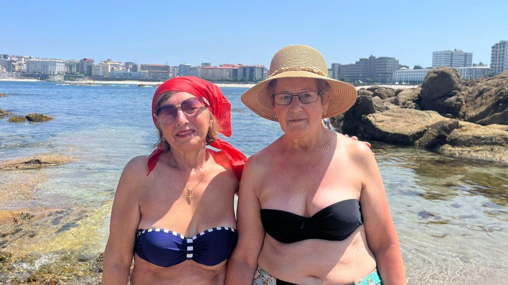 Élida y María, en la playa de Riazor