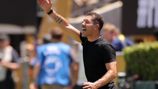 Diego Pablo Simeone da instrucciones en el partido ante el PSG del Mundial de Clubes.