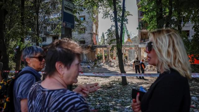 El edificio de apartamentos dañado durante ataques con drones y misiles rusos en Kiev.