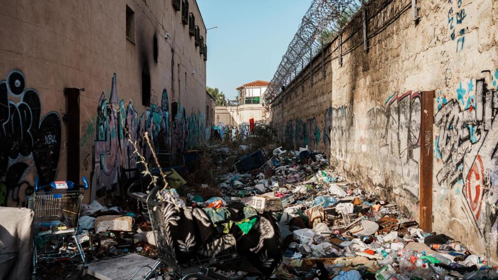 Al entrar en la antigua cárcel de Palma hay varios accesos. Al fondo de las alas que rodean la edificación se acumula la basura y las ruinas se convierten en restos.