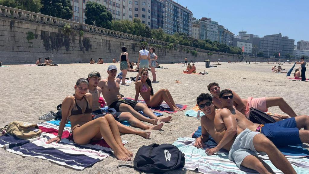 Un grupo de amigos en la playa de Orzán