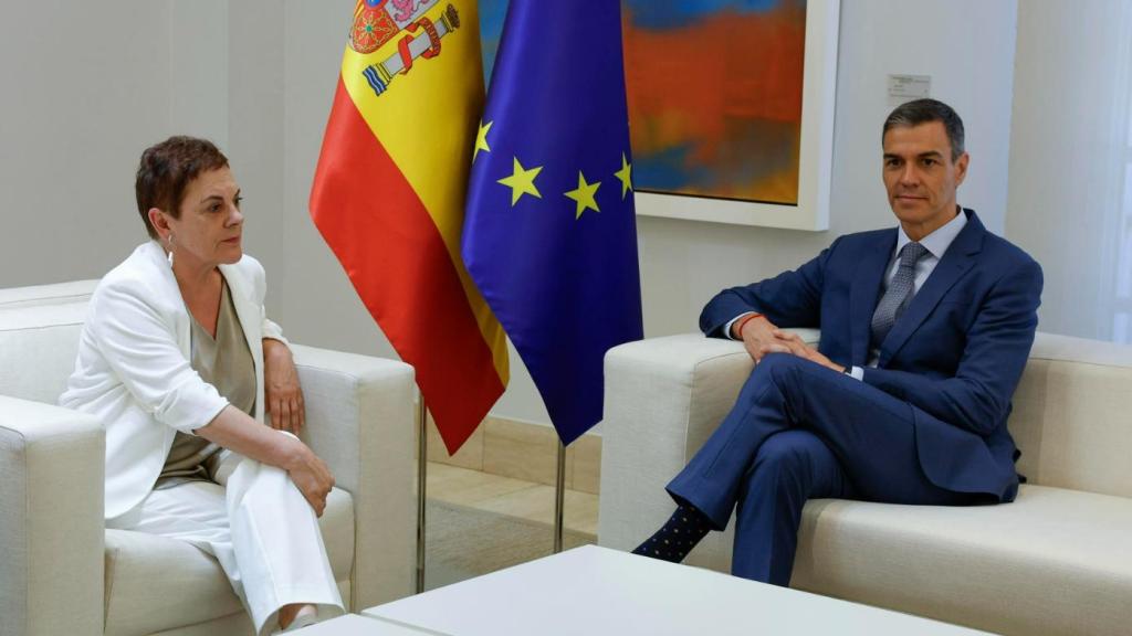 Pedro Sánchez con la portavoz de Bildu en el Congreso, Mertxe Aizpurua, este miércoles en la Moncloa.