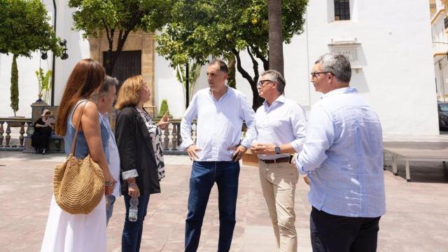 El portavoz de Vox en el Parlamento andaluz, Manuel Gavira, en la puerta del Consulado de Marruecos en Algeciras.