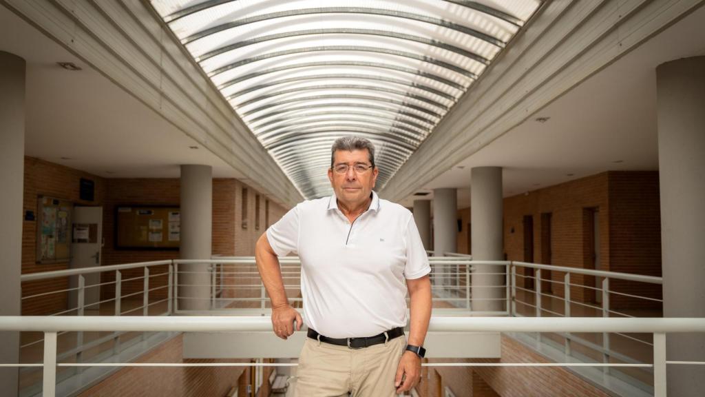 Antonio Guevara posa en el interior de la Facultad de Turismo de la Universidad de Málaga.