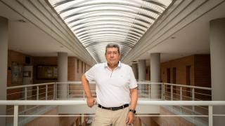 Antonio Guevara posa en el interior de la Facultad de Turismo de la Universidad de Málaga.