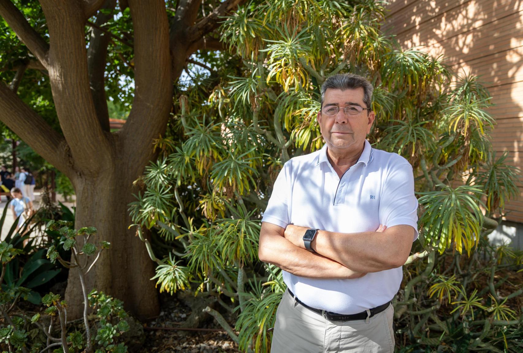 Antonio Guevara, en el exterior de la Facultad de Turismo.