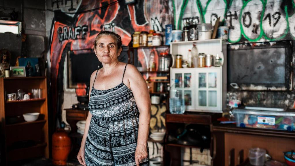 Aurora posa para la cámara de EL ESPAÑOL en la que fuera la cocina de la antigua cárcel de Palma, ahora reconvertida en el salón donde convive con su marido.