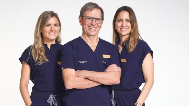 El Dr. Isidro López Lanzas junto a sus hijas, las doctoras Cristina y Silvia López Millán.