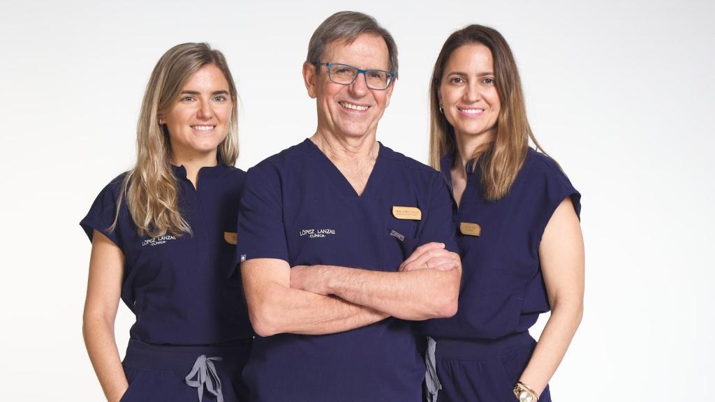 El Dr. Isidro López Lanzas junto a sus hijas, las doctoras Cristina y Silvia López Millán.