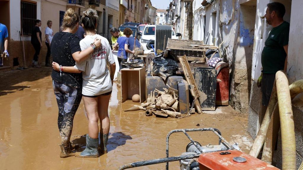 Vecinos de Azuara este pasado fin de semana tras las tormentas que anegaron el pueblo
