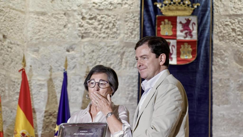 El presidente de la Junta de Castilla y León, Alfonso Fernández Mañueco entrega una placa a Mercedes, viuda del compositor zamorano Félix Pérez