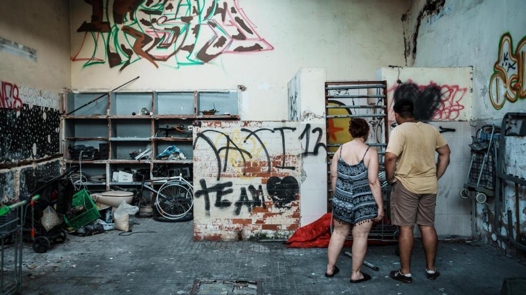 Aurora muestra a EL ESPAÑOL los dos gallos que viven en el patio interior que utiliza ahora como su vivienda.