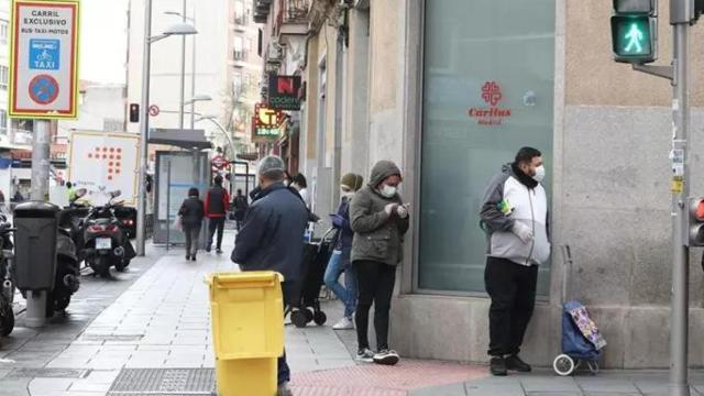 Alquilar media cama, el último recurso de muchas familias de Madrid para sobrevivir, según Cáritas