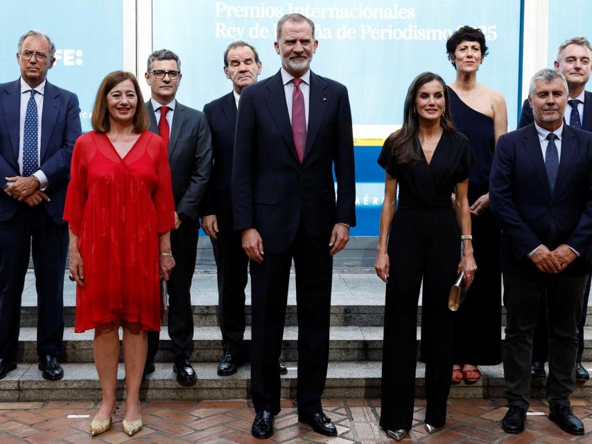 Los reyes Felipe VI (C) y Letizia (4d) posan junto a la presidenta del Congreso de los Diputados, Francina Armengol (2i); el titular de la Secretaría General Iberoamericana, Andrés Allamand (4i); el ministro de la Presidencia, Justicia y Relaciones con las Cortes, Félix Bolaños (3i); la ministra de Inclusión, Seguridad Social y Migraciones, Elma Saiz (3d); el presidente de la Asamblea de Madrid, Enrique Ossorio (i), y el presidente de EFE, Miguel Ángel Oliver (2d).