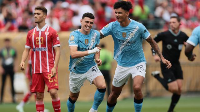Phil Foden celebra el primer gol del Manchester City en el partido.