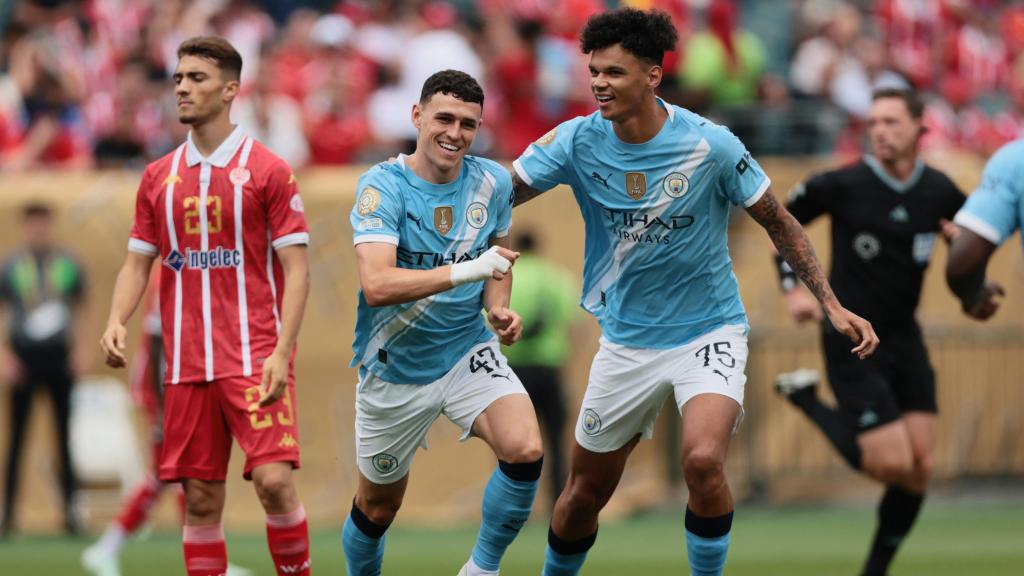 Phil Foden celebra el primer gol del Manchester City en el partido.