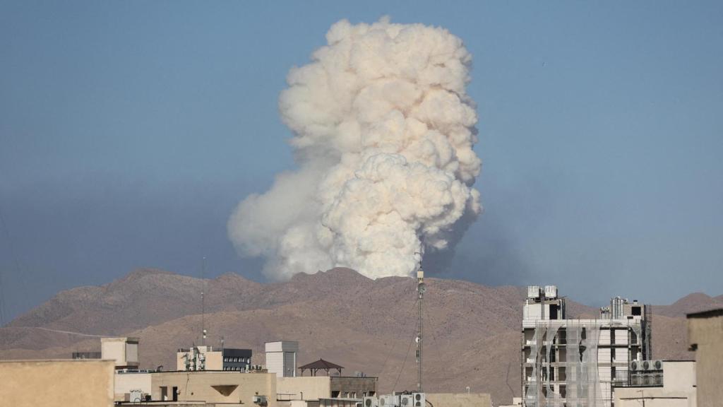 El humo se eleva tras un ataque israelí en Teherán, Irán, el 18 de junio de 2025