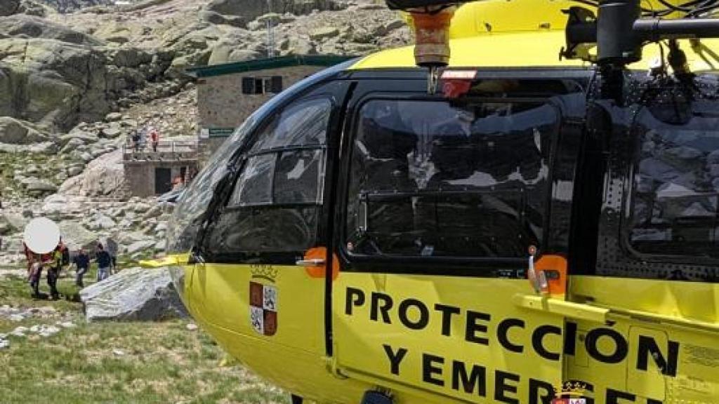 Momento del rescate en helicóptero de la niña de 12 años en la Sierra de Gredos