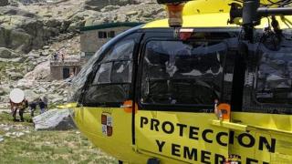 Momento del rescate en helicóptero de la niña de 12 años en la Sierra de Gredos