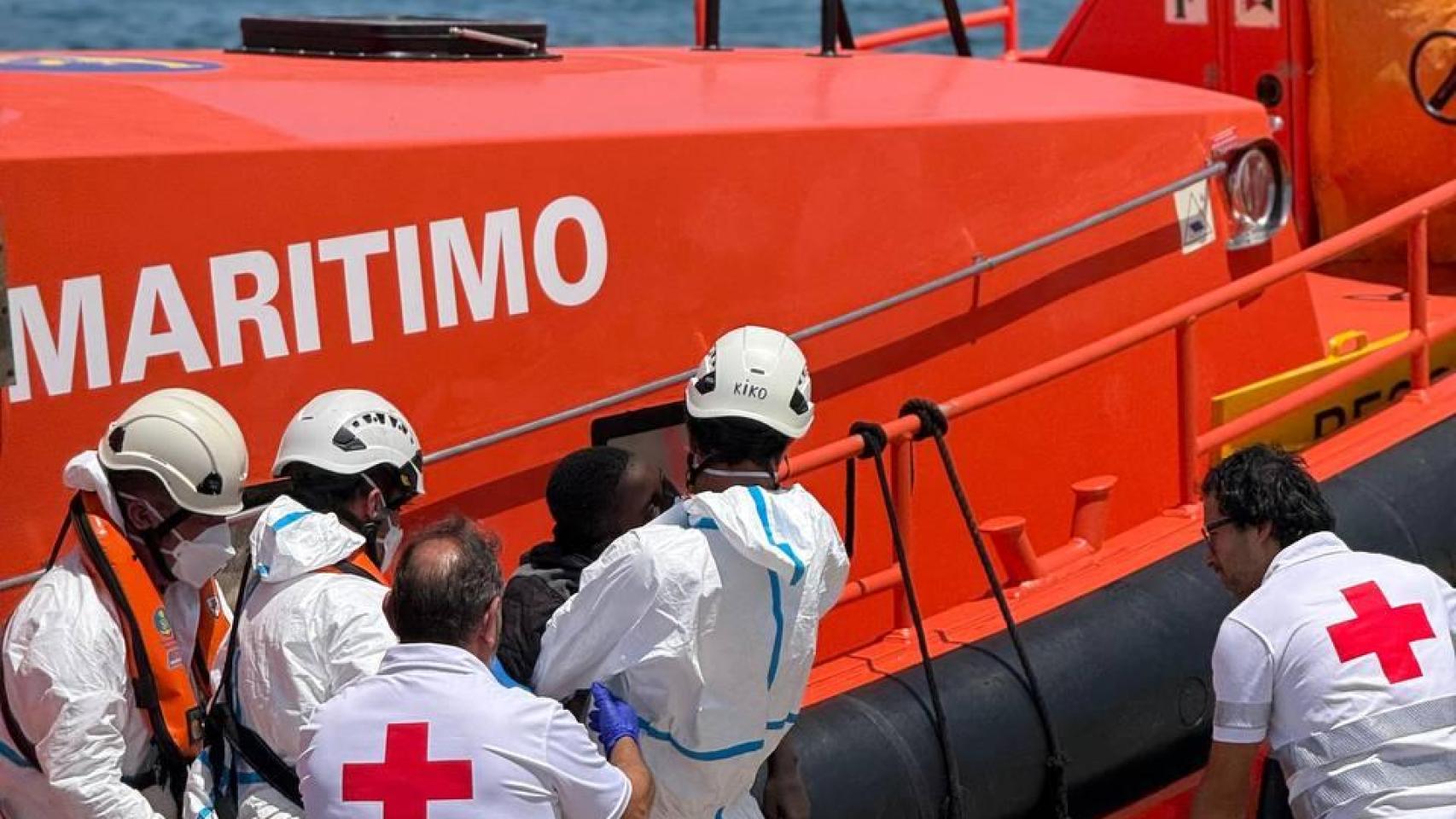 La Cruz Roja atienede la llegada de inmigrantes de la patera al puerto de Alicante.