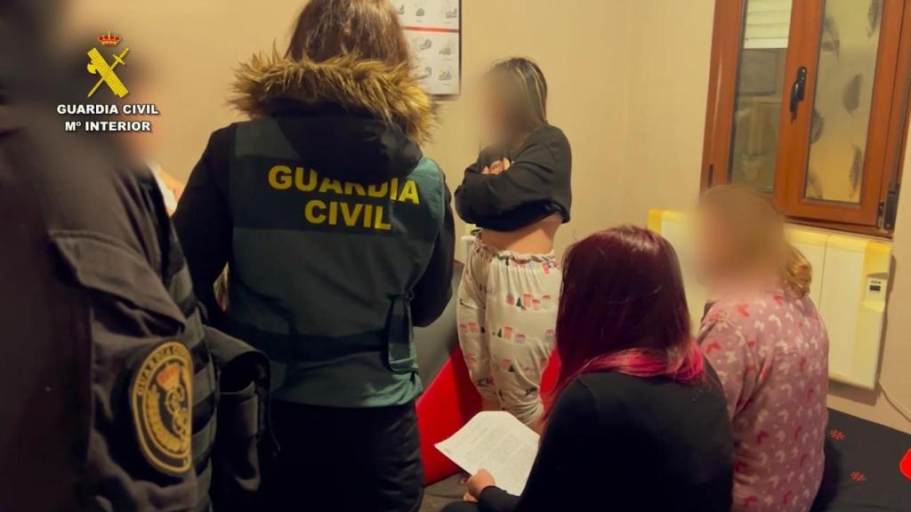 La Guardia Civil encontró a cuatro mujeres, dinero y estupefacientes en el piso de Castro Urdiales
