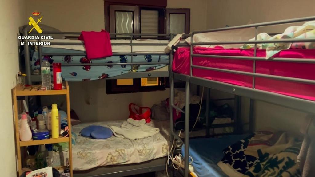 Imagen de las literas en las que vivían hacinadas las mujeres explotadas.