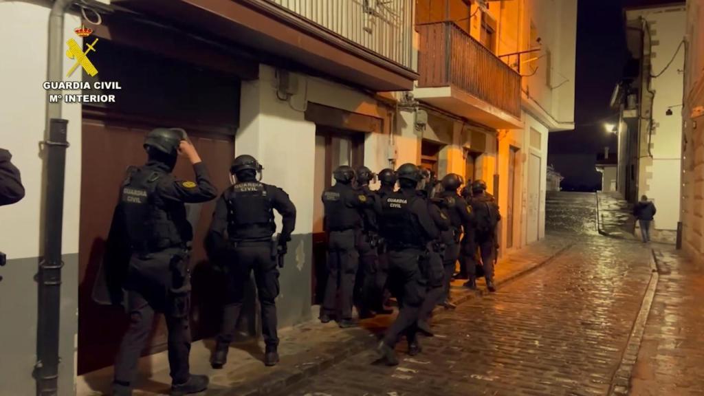 Momento en el que la Guardia Civil lleva a cabo las detenciones en la calle Belén, en Castro Urdiales.
