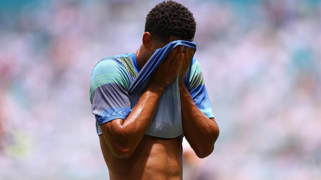 Jude Bellingham se cubre la car con la camiseta.