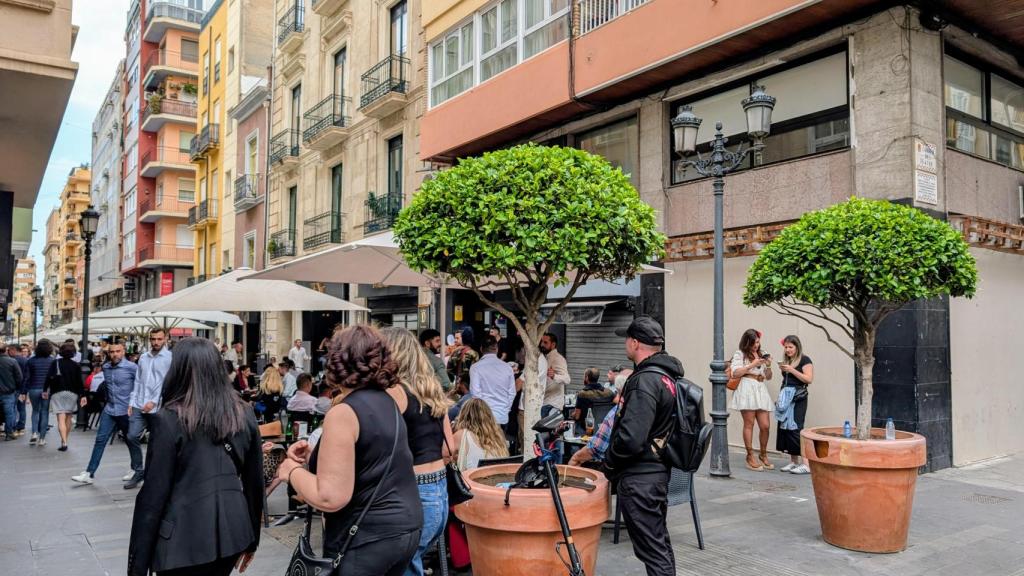 El público en la calle Castaños este junio, una de las más concurridas en el ocio nocturno.