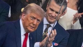 El secretario de Defensa de EEUU., Pete Hegseth, y el presidente Donald Trump asisten al desfile por el 250.º aniversario del Ejército de EEUU.