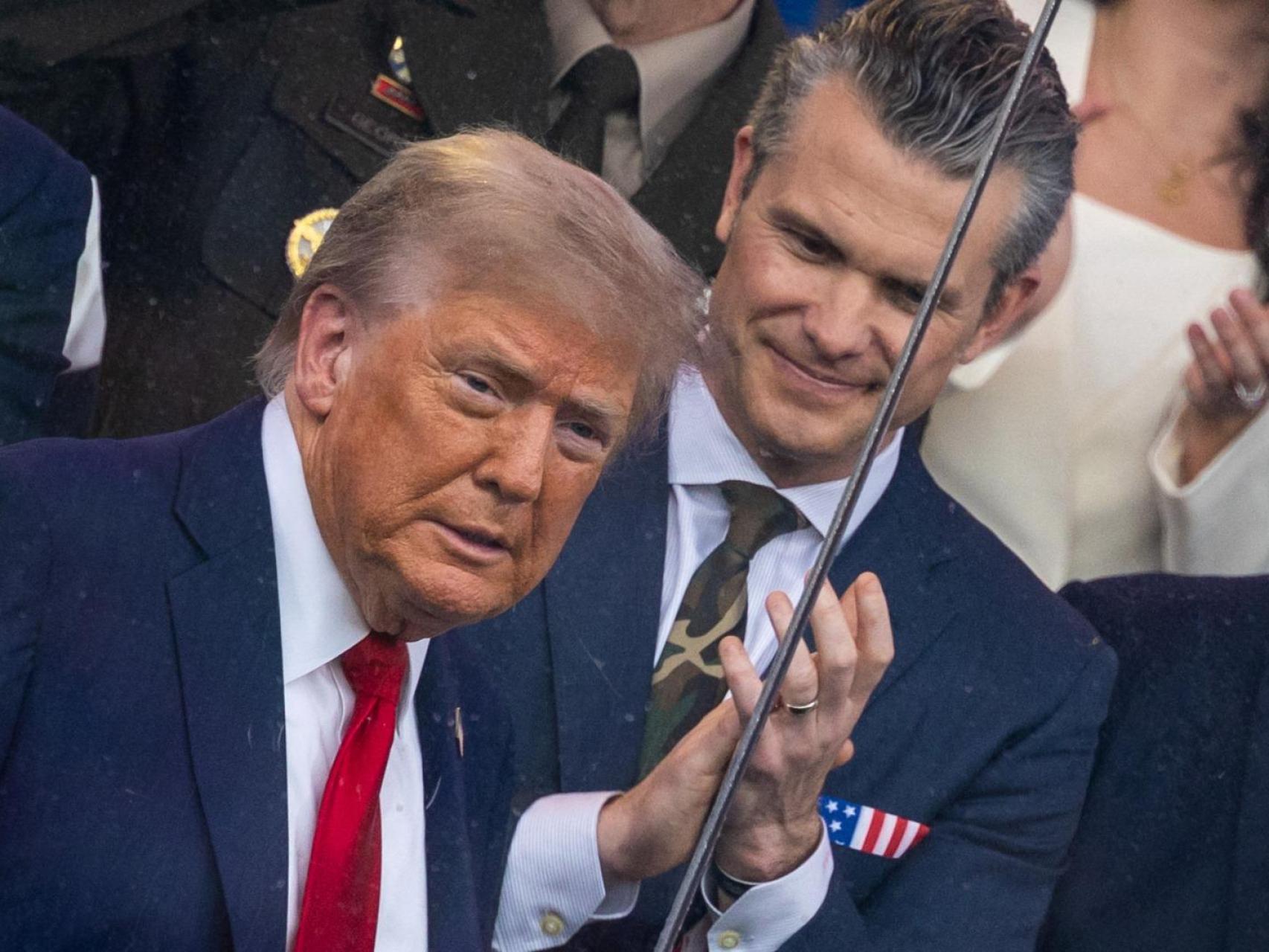 El secretario de Defensa de EEUU., Pete Hegseth, y el presidente Donald Trump asisten al desfile por el 250.º aniversario del Ejército de EEUU.