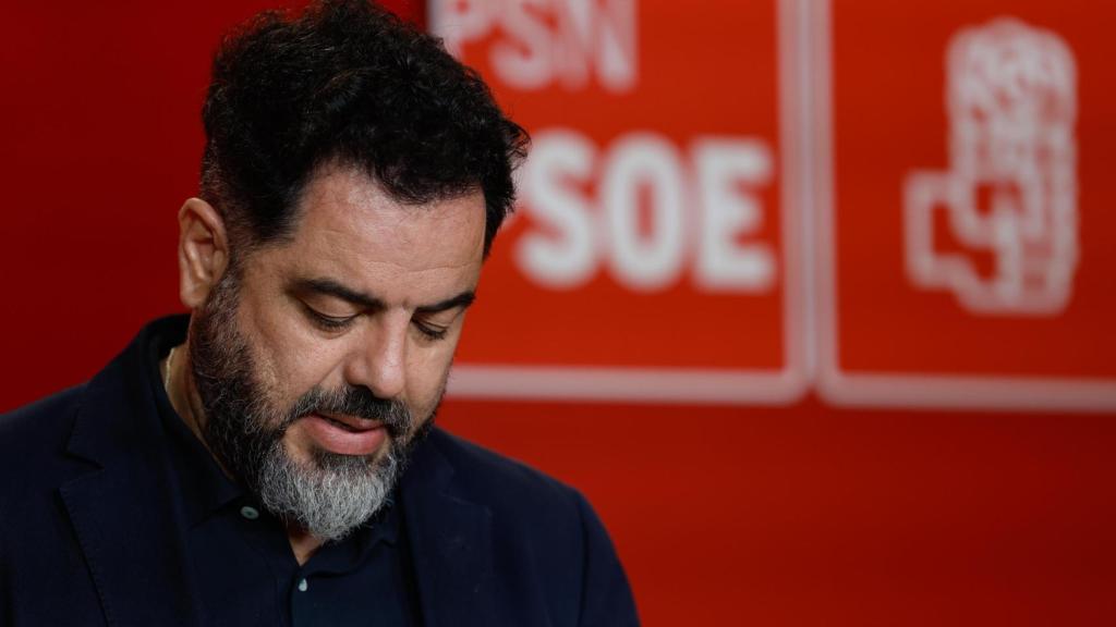 El vicesecretario general del PSN-PSOE y portavoz socialista en el Parlamento de Navarra, Ramón Alzórriz, durante una rueda de prensa este miércoles en Pamplona.